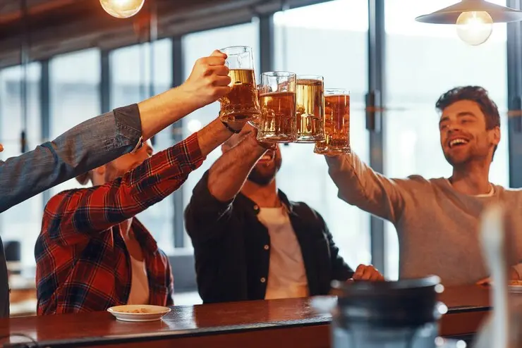  People enjoying fresh beer